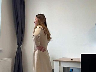 Mačeha ni mogla na sprehod brez hlačk, morala je pofukati s pastorkom