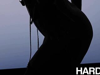 풍만한 Jennifer White가 엉덩이 거칠게 두들겨 맞아