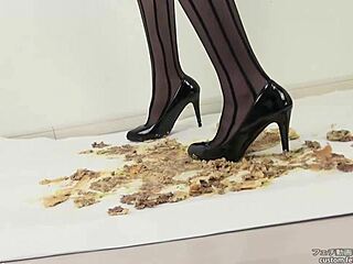 Une femme écrase un hamburger avec des bas