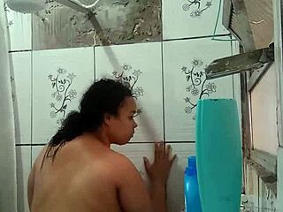 gostosa latina shows her wet pussy while bathing