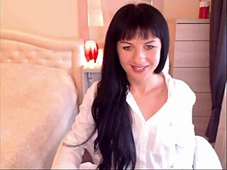 小奶棕发美女赫尔加·穆阿脱衣内衣挑逗