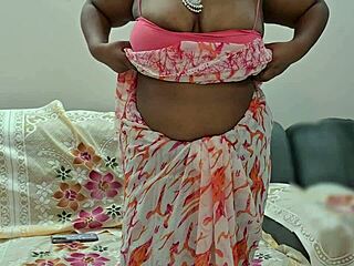 Desi Bhabhi Suma uwodzi swoimi dużymi cyckami w tradycyjnym otoczeniu