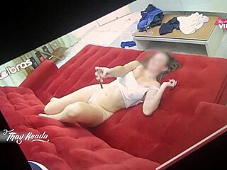 marido corno pega esposa fodendo amigo no sofa!