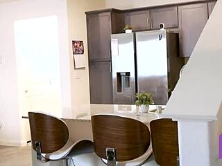 Madrastra London Rose espía a hijastro