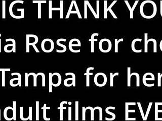 Dr. Tampa pregleda Ditrio Rose pri prvem gino pregledu