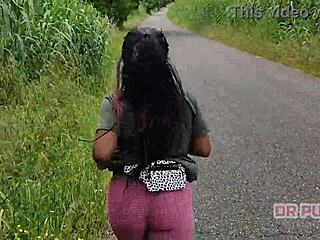 EBONY COM GRANDE RABO DE LEGGINGS A CORRER SOZINHA NA FLORESTA