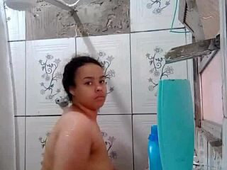 gostosa latina shows her wet pussy while bathing