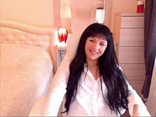 小奶棕发美女赫尔加·穆阿脱衣内衣挑逗