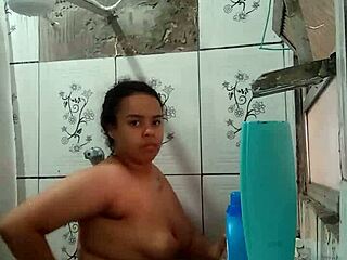 gostosa latina shows her wet pussy while bathing