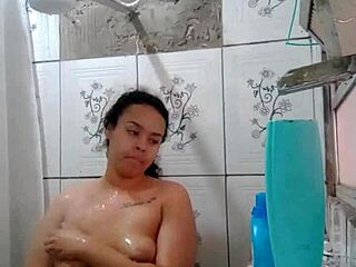 gostosa latina shows her wet pussy while bathing
