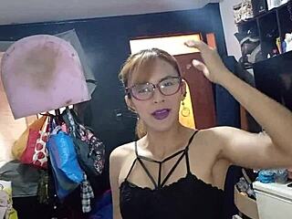 Sorprendo a mi marido con la compra de tangas quise reavivar el amor �consegu� me de pollazos sin parar hasta que me doli� mi culito 😍