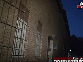 Ух, старик уговорил немецкую 18-летнюю на уличный секс, чёрт!