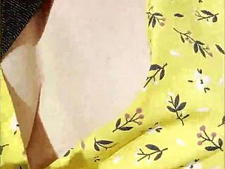 Does wifey flash tits in car?