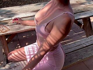 Artemisia Love, milf italiană, arată sâni mari și corp perfect afară în Florida fumând