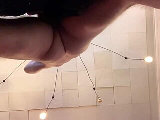 ฉาก POV ที่เธอนอนใต้ขณะที่ฉันแสดงและดึงออกเพื่อหยดใส่เธอ