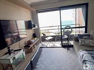 Morena gostosa seduziu o pintor e fodeu na sala do apartamento.