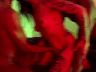 esposa safada fez dp com amigos do marido