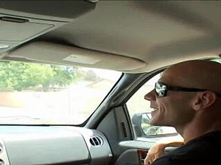 แม่เลี้ยงหน้าอกใหญ่ของนายเย็ดคนแปลกหน้าที่เธอเจอที่ห้าง