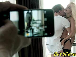 Eurobabe knullas hårt i röven i strumpbyxor med amatörfacial