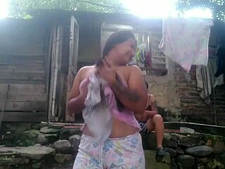 mi hermanastra tiene el fetiche de estar oliendo mi ropa interior