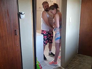 Gairah intens sama istri tetangga selingkuh di gym!