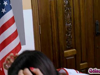 Kolme H-opiskelijaa jakaa ilkeitä suukkoja