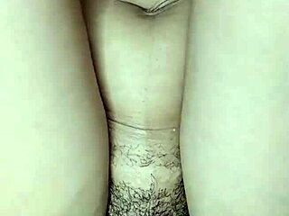 joven latina se masturba hasta correrse 😍