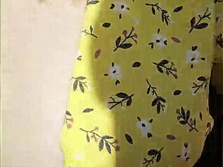 Does wifey flash tits in car?