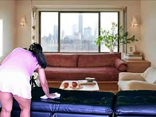 Učiteljica čišćenja puši kurac, zadirkuje veliku pičku, odeća poderana