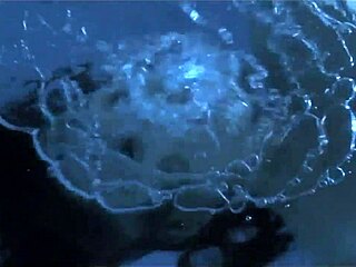 Me encanta ver a esa asiática sexy nadando desnuda en piscina de Jack Frost 2