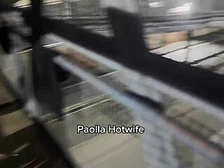 บนรันเวย์เต็ม BR 153 สาวแต่งงานเย็ดไม่หยุด ทำให้คนขับรถที่ผ่านไปมาสนุก และเพลิดเพลินกับเซ็กซ์ข้างทางกับ Paolla hotwife � นี่แหละวิธี