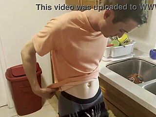 Macocha pomaga synowi posprzątać lodząc mu fiuta, wielkie cycki gwiazdy porno, duży tyłek, brunetka z sztucznymi piersiami