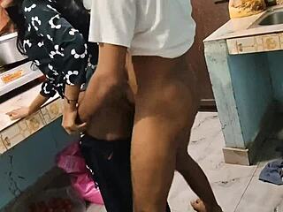 Indyjska desi bhabhi zostaje mocno wyrżnięta przez devara w akcji po raz pierwszy