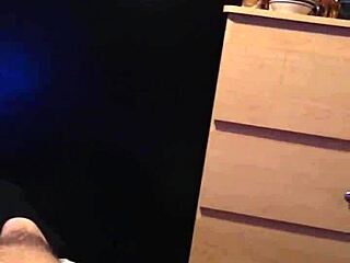 אתה משפשף את הזין הסקסי הזה?