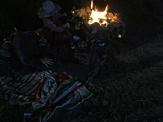 บรู๊ค บัลเลนไทน์เย็ดคนงานไร่ที่จ้างข้างเตาผิงกลางแจ้ง