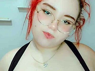 Ruivinha Gostosa Goes Wild with SOLO MASTURBATION Action!