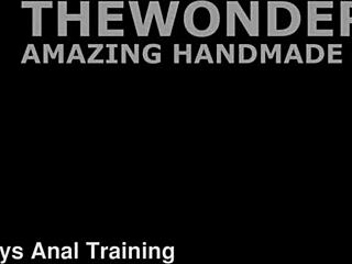 Lady Ana δοκιμάζει dildo με αναλ fisting