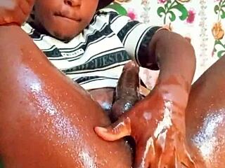 Sexyjayla254 为她的巨大黑鸡巴涂油自慰