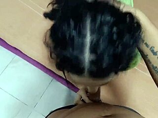 Hermanastro pervertido se masturba viendo a hermanastra latina diminuta de 18+ al teléfono. ¡La castiga con sexo rápido!