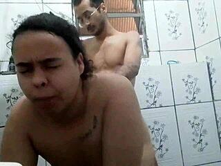 fodendo putinha safada no banheiro