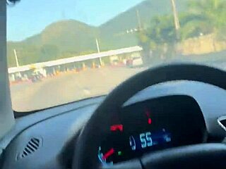 我在开车时吸了Uber司机的鸡巴，好刺激好热！😈