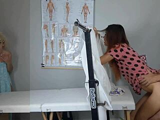 二人のスケベ女が婦人科に行ってマンコを弄ばせる