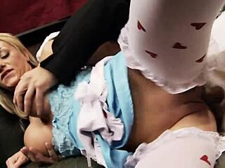 她大笑着流口水吞下浓精