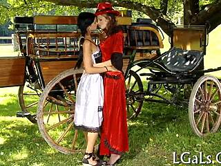 合法年龄18+少女的女同性恋快乐