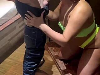 Молодая жена с большой жопой трахается худым парнем дома