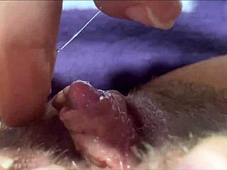 Vedere close-up a unui orgasm vaginal în timpul masturbării