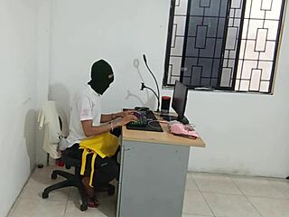 Vecina se pone caliente y enseña su culo delante de la cámara