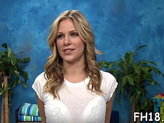 年轻女孩接受涂油身体的诱人触碰的Nuru按摩