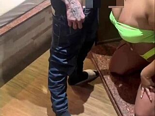 Молодая жена с большой жопой трахается худым парнем дома