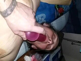 لعنة، أدخل قضيبين في كس زوجتي بالديلدو وهي تمصه بقوة!